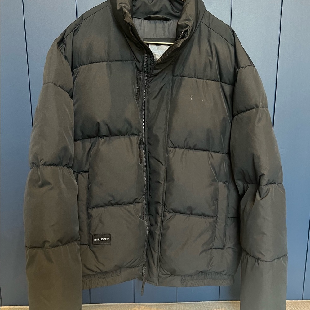 Hollister Men's Black Puffer Jacket - Size Small